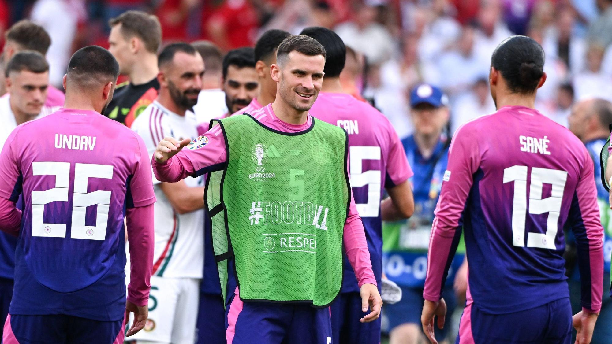 Pascal Groß (M.) nach dem DFB-Spiel gegen Ungarn bei der EM 2024 mit Deniz Undav und Leroy Sané.