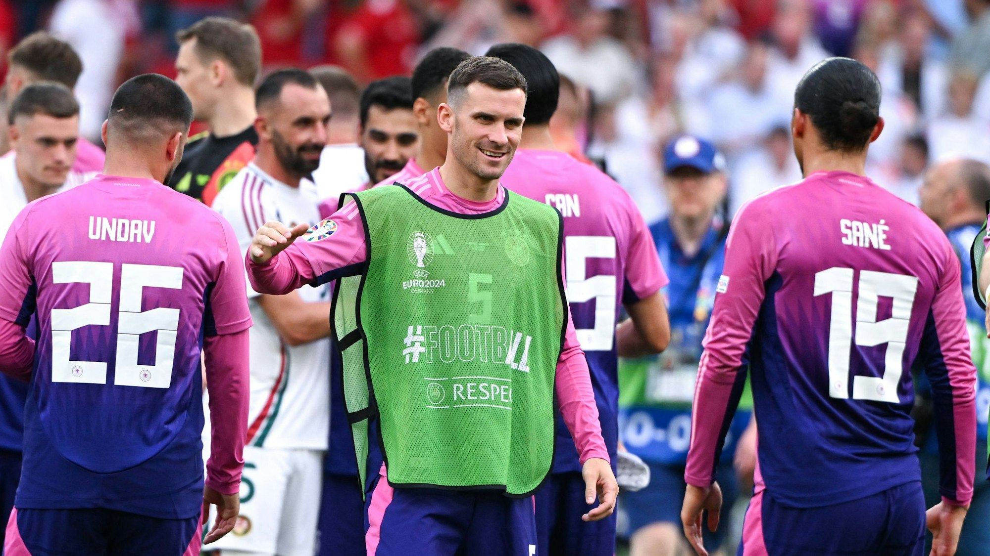 Pascal Groß (M.) nach dem DFB-Spiel gegen Ungarn bei der EM 2024 mit Deniz Undav und Leroy Sané.