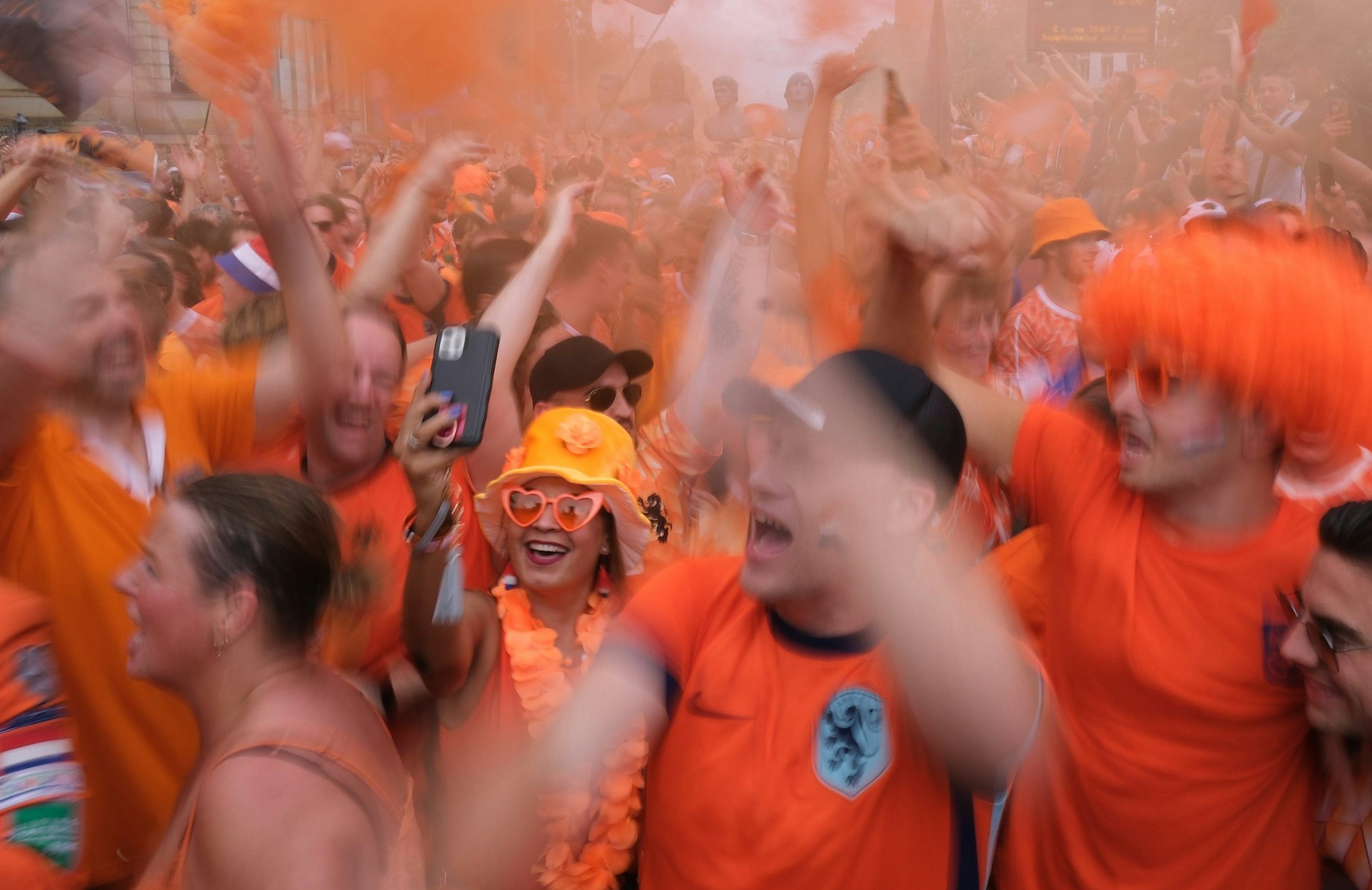 Oranje-Fans beim Fanmarsch durch Leipzig.