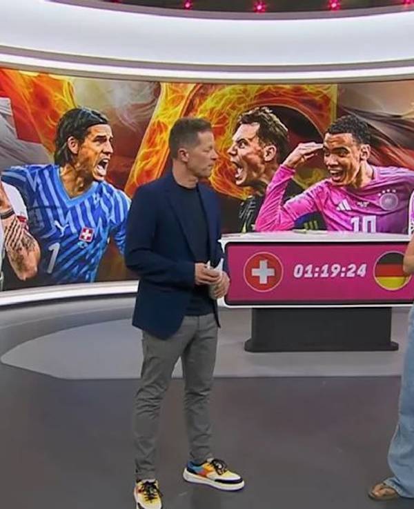 Tabea Kemme und Sascha Bandermann stehen nebeneinander im Studio von MagentaTV.
