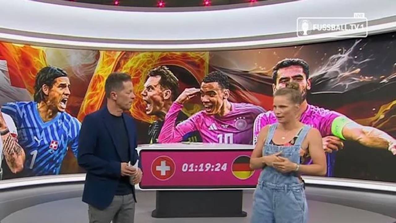 Tabea Kemme und Sascha Bandermann stehen nebeneinander im Studio von MagentaTV.
