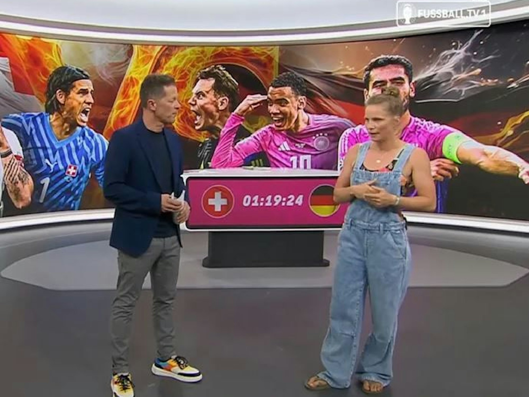 Tabea Kemme und Sascha Bandermann stehen nebeneinander im Studio von MagentaTV.