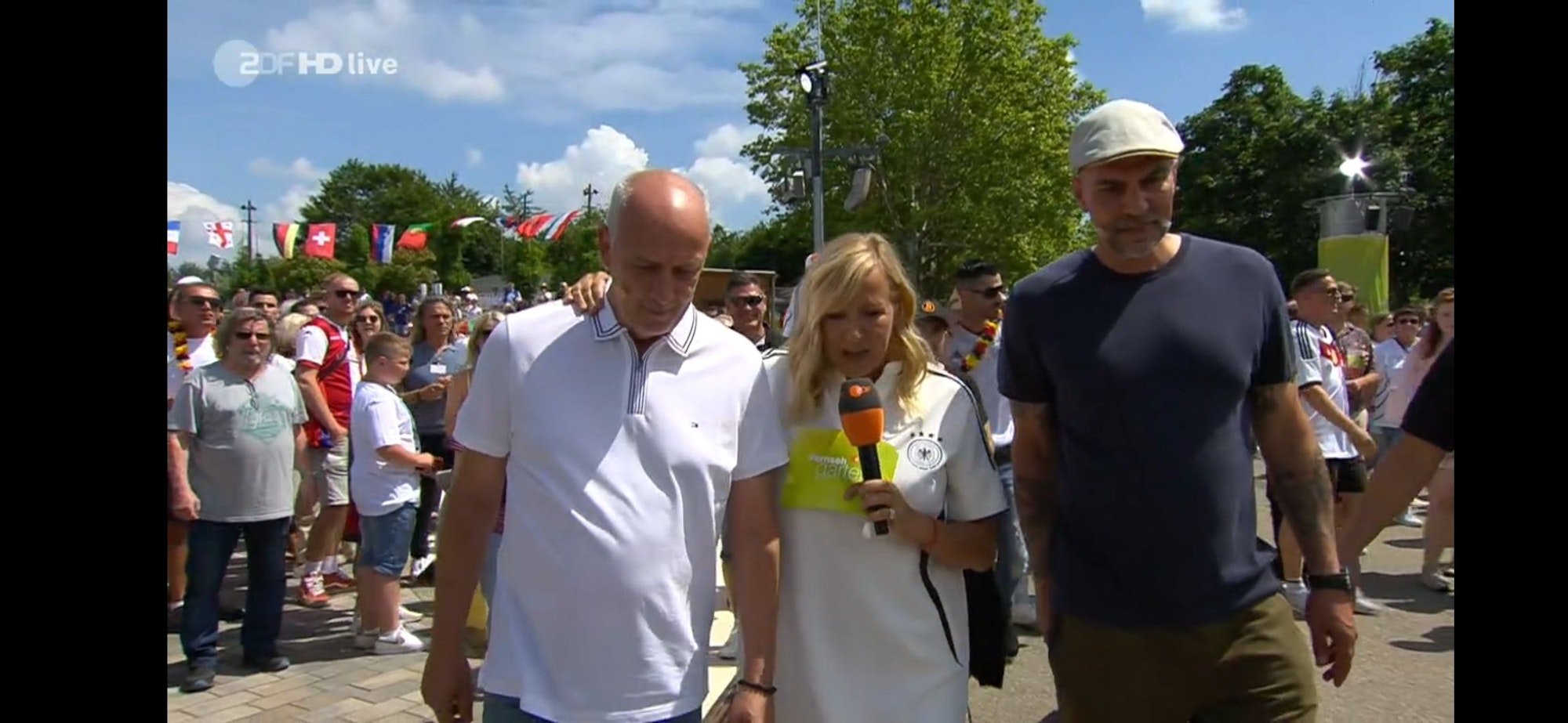 Der Screenshot stammt aus dem ZDF-Fernsehgarten. Er zeigt die Ex-Fußballer Mario Basler (l.) und Markus Babbel (r.) im Gespräch mit Andrea Kiewel (M.). Screenshot am 23. Juni erstellt zum Zwecke der Berichterstattung.