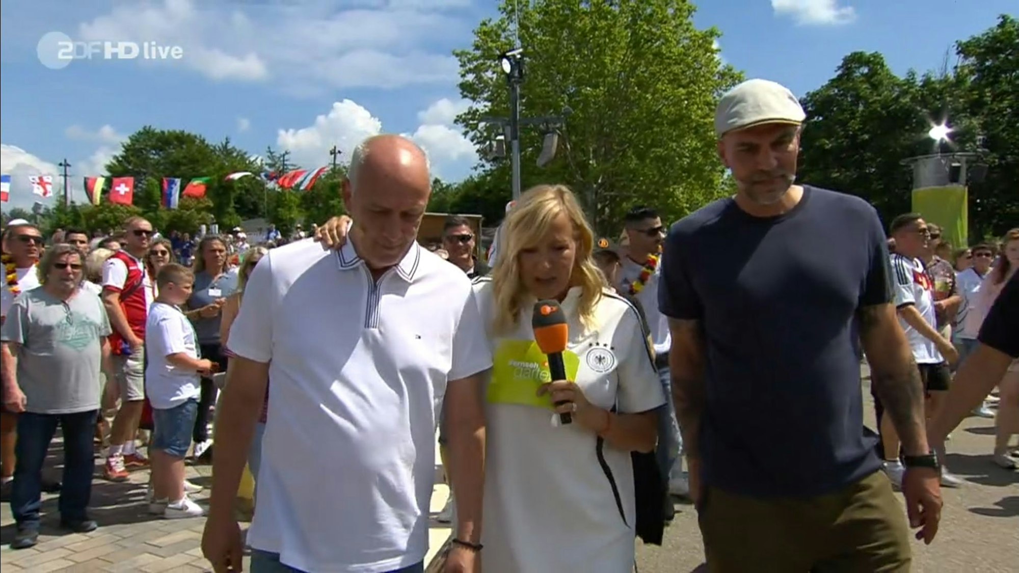 Der Screenshot stammt aus dem ZDF-Fernsehgarten. Er zeigt die Ex-Fußballer Mario Basler (l.) und Markus Babbel (r.) im Gespräch mit Andrea Kiewel (M.). Screenshot am 23. Juni erstellt zum Zwecke der Berichterstattung.