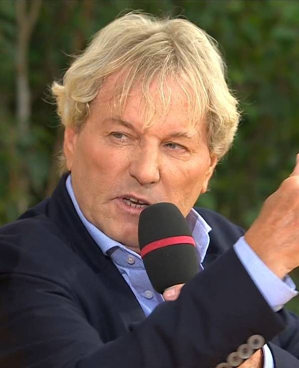 Der Screenshot stammt aus der ARD-Show Immer wieder sonntags und zeigt Moderator Stefan Mross (l.) im Gespräch mit seinem Gast Bernhard Brink (r.).