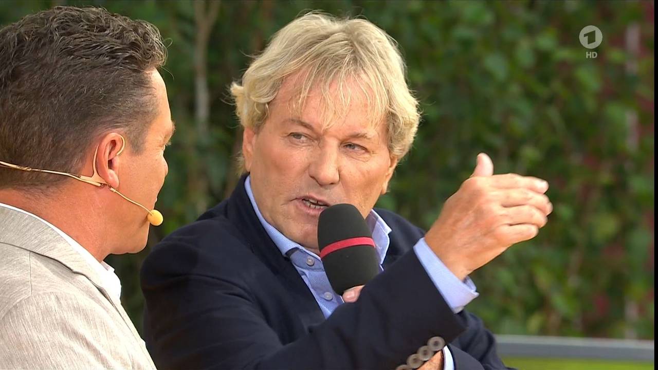 Der Screenshot stammt aus der ARD-Show Immer wieder sonntags und zeigt Moderator Stefan Mross (l.) im Gespräch mit seinem Gast Bernhard Brink (r.).