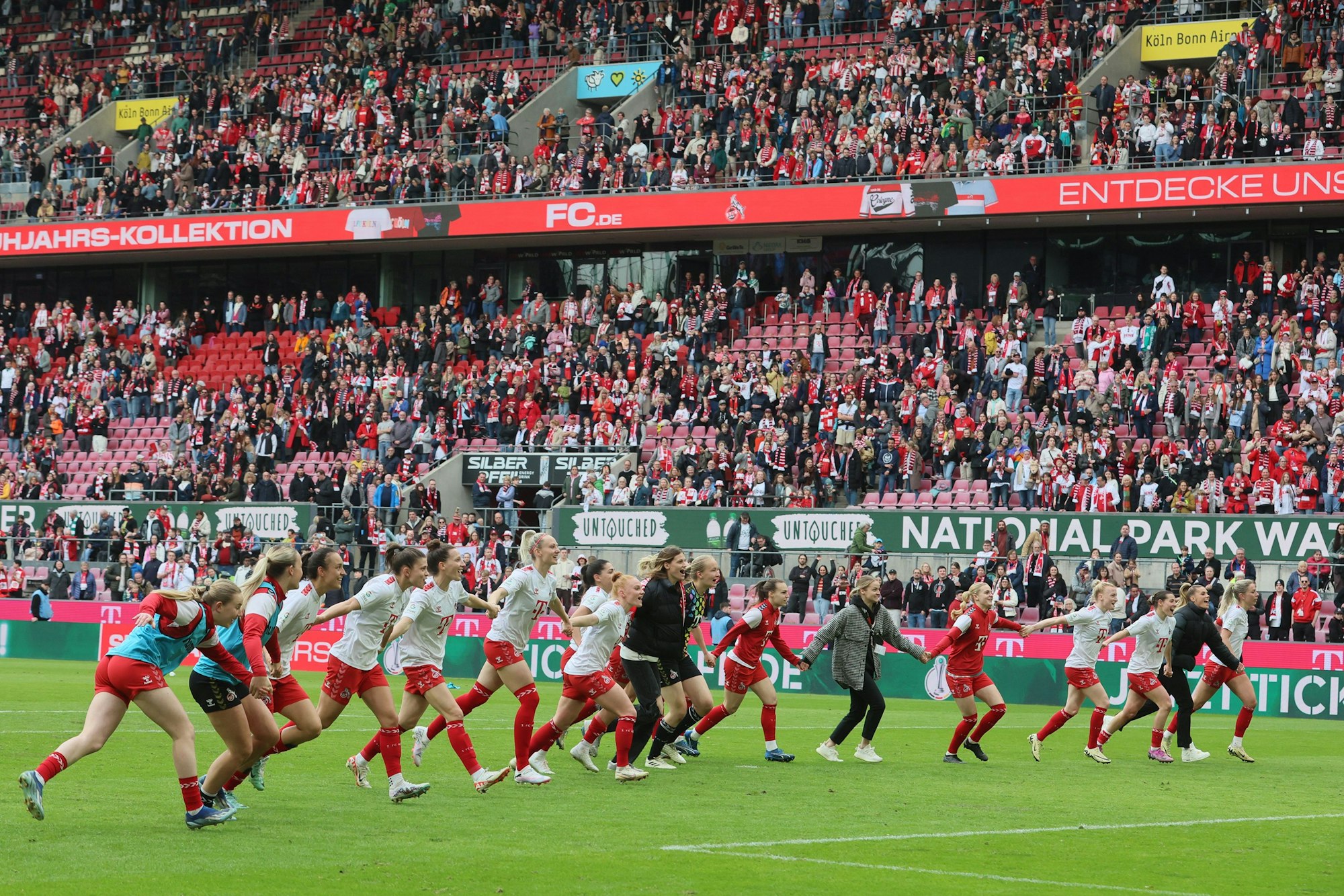 Die FC-Frauen feiern ihren Sieg gegen Werder Bremen.