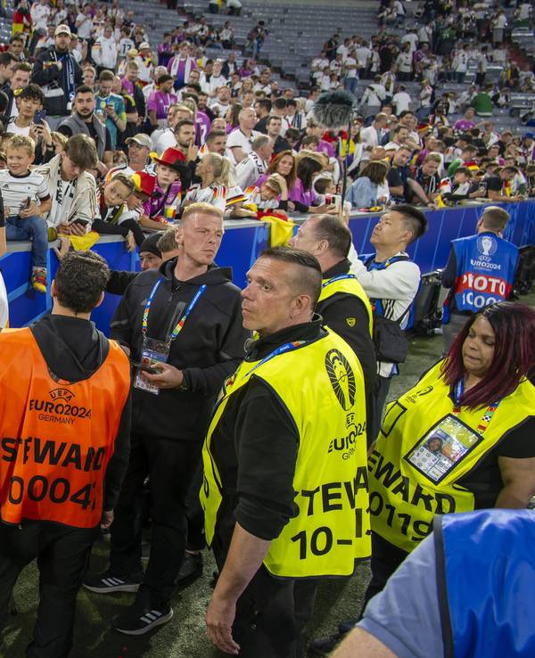 Order stehen bei einem Spiel der EM 2024 im Stadion-Innenraum.