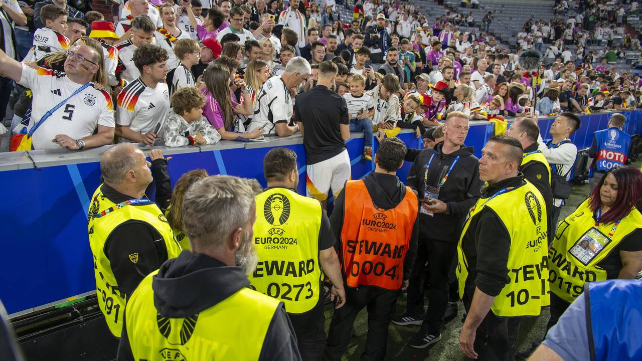 Order stehen bei einem Spiel der EM 2024 im Stadion-Innenraum.