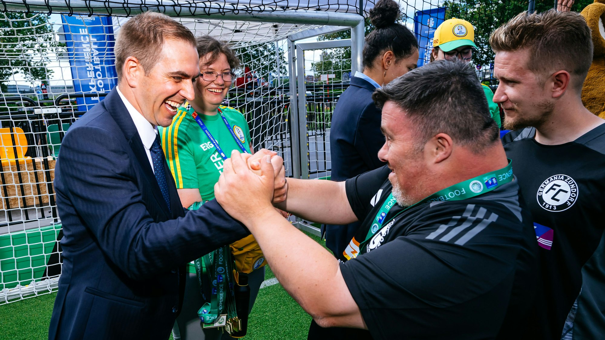 Philipp Lahm bei der Siegerehrung.