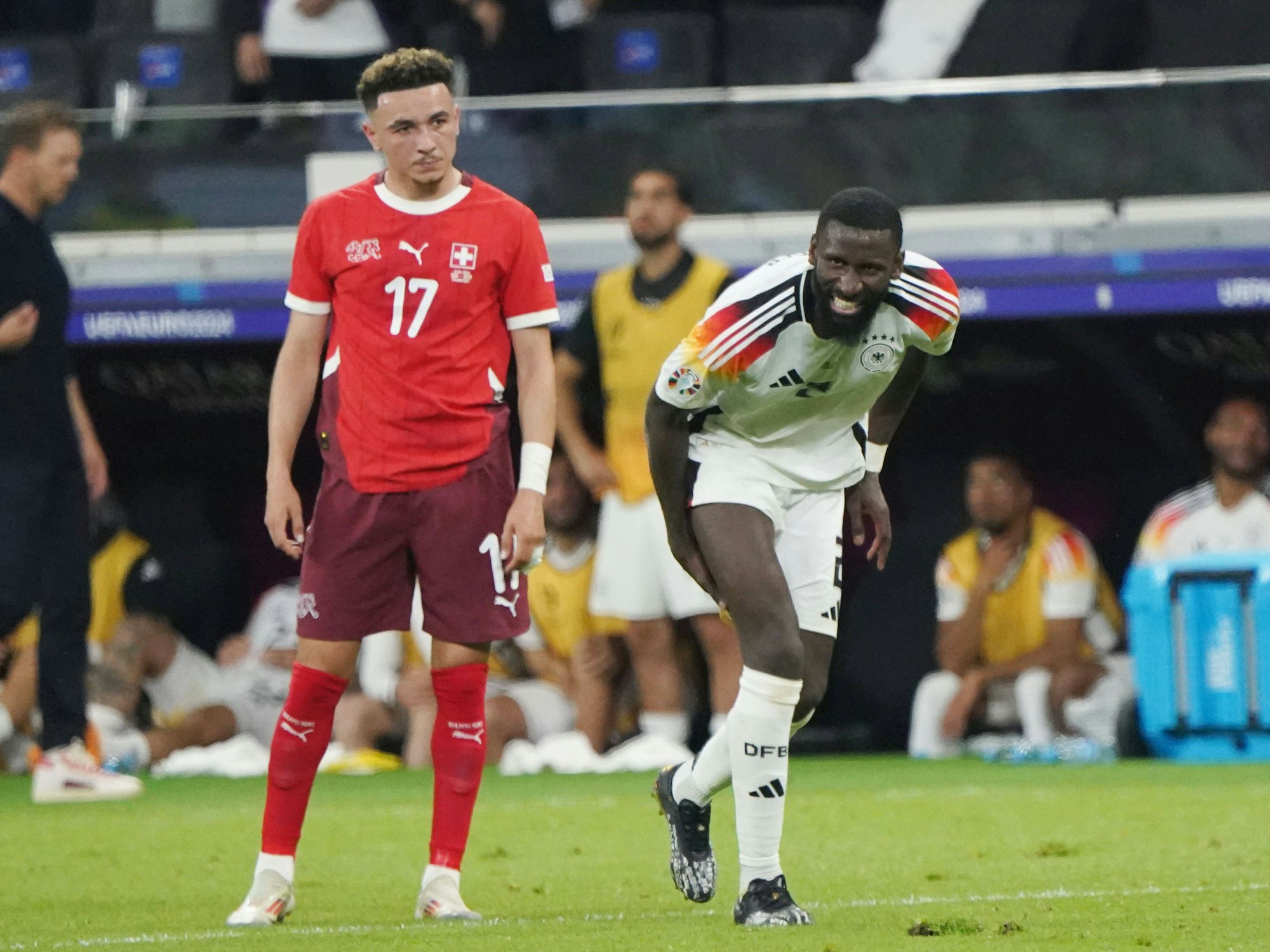 Antonio Rüdiger fasst sich an den Oberschenkel.