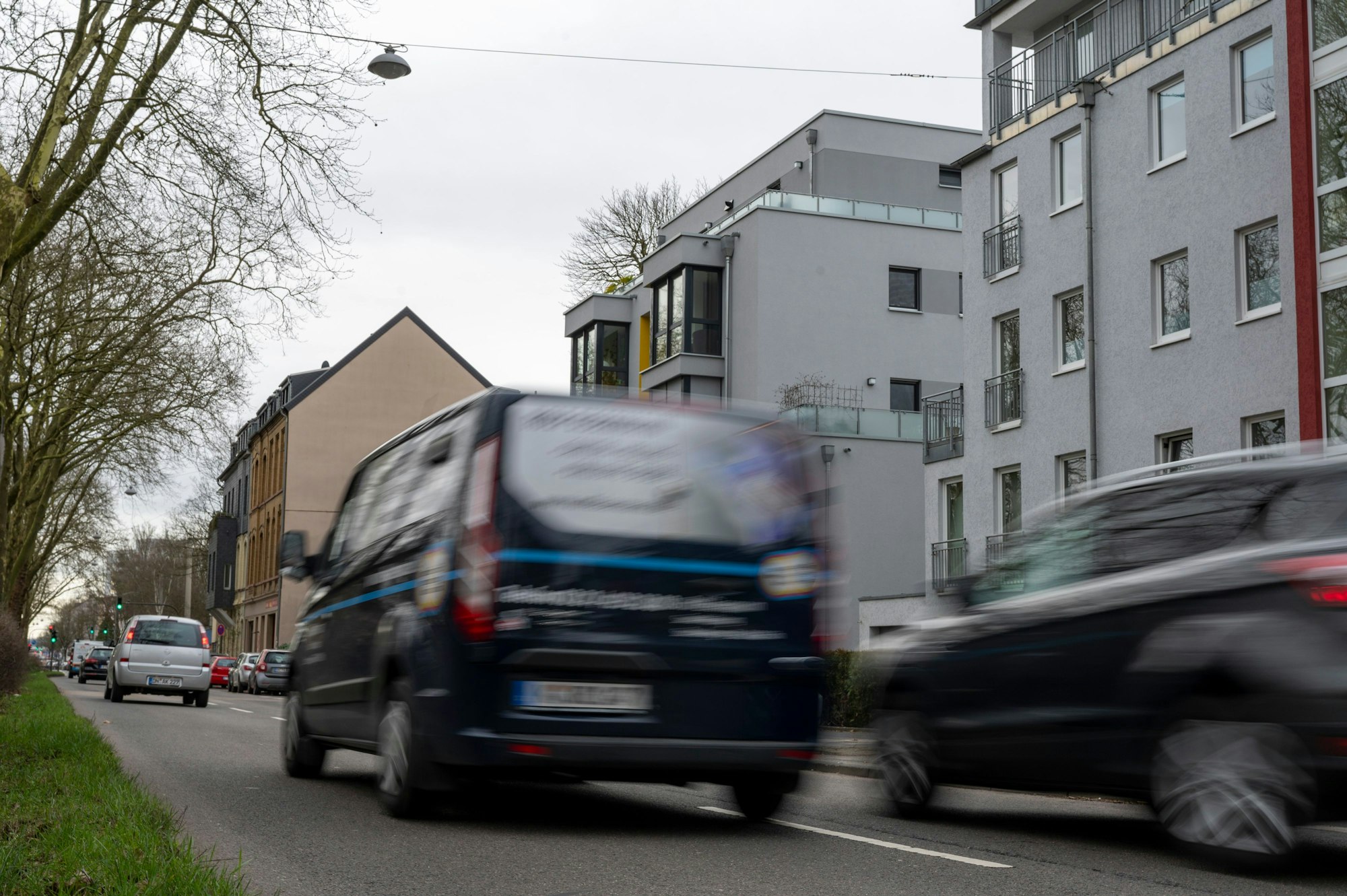 Auf der Luxemburger Straße herrscht viel Verkehr. Anwohner und Anwohnerinnen beklagen den Lärm.