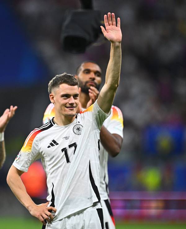 Deutschlands Florian Wirtz (r.) winkt nach dem Spiel.