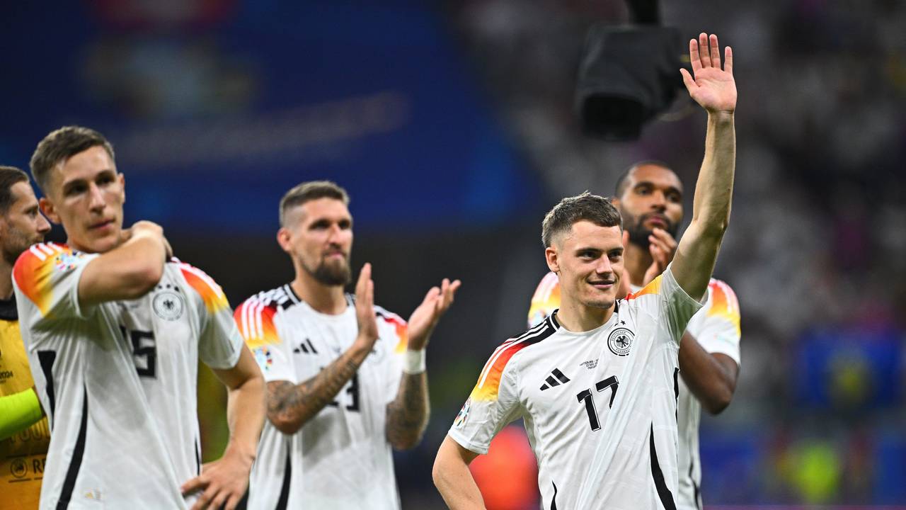Deutschlands Florian Wirtz (r.) winkt nach dem Spiel.
