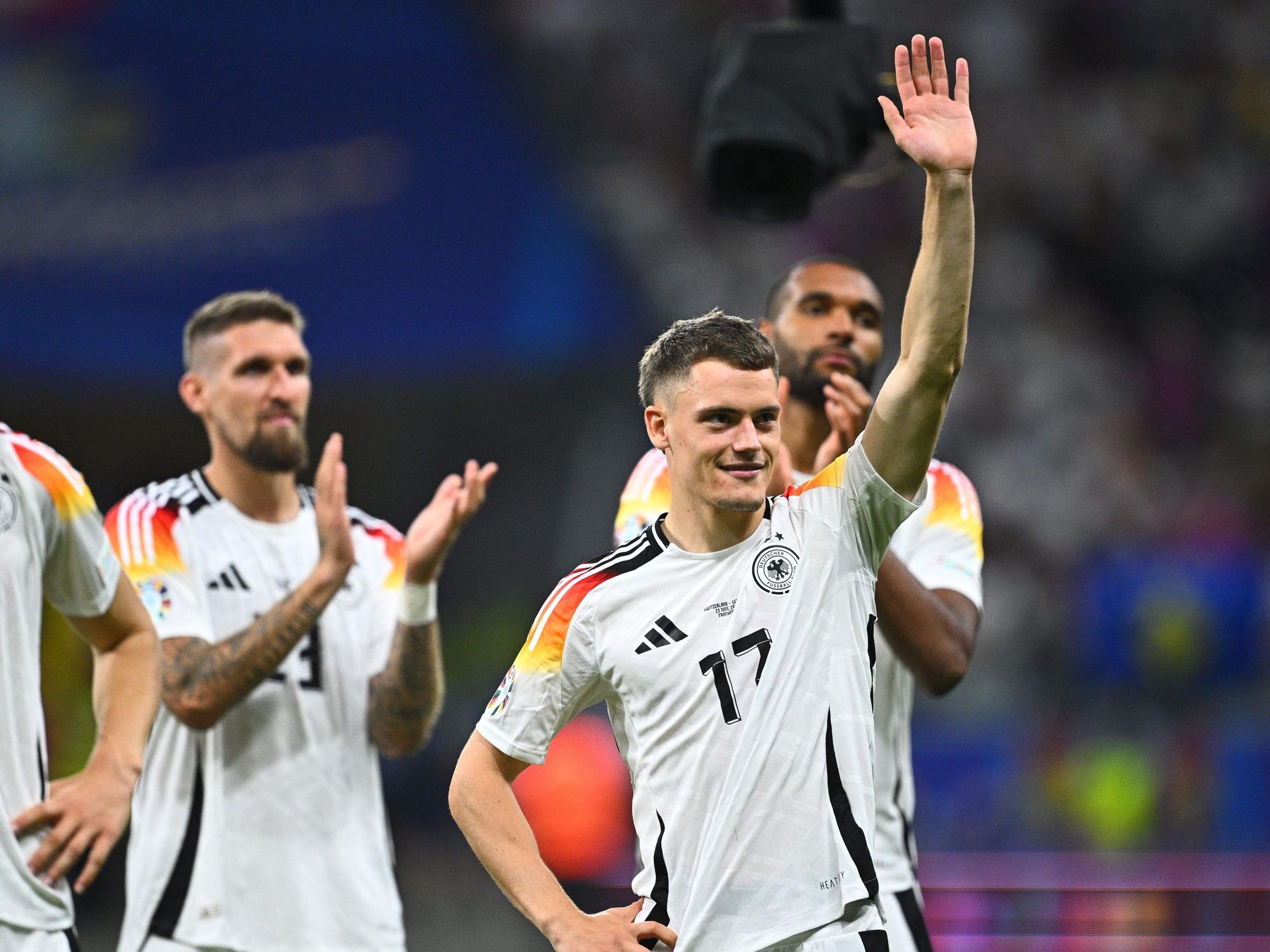 Deutschlands Florian Wirtz (r.) winkt nach dem Spiel.