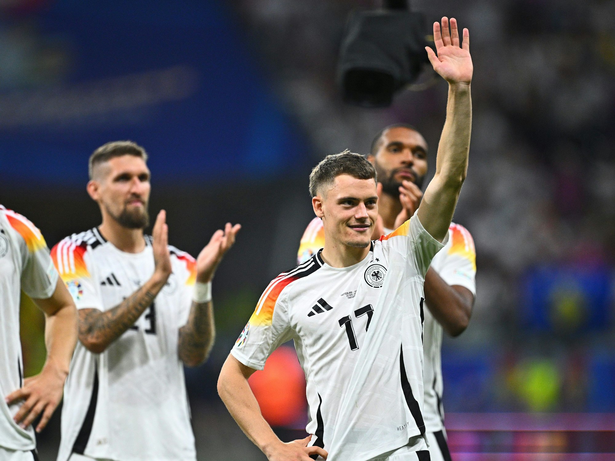 Deutschlands Florian Wirtz (r.) winkt nach dem Spiel.
