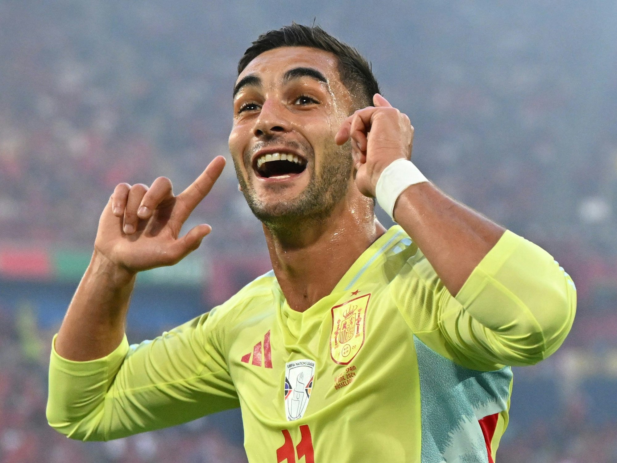 Ferrán Torres jubelt über sein Tor gegen Albanien.