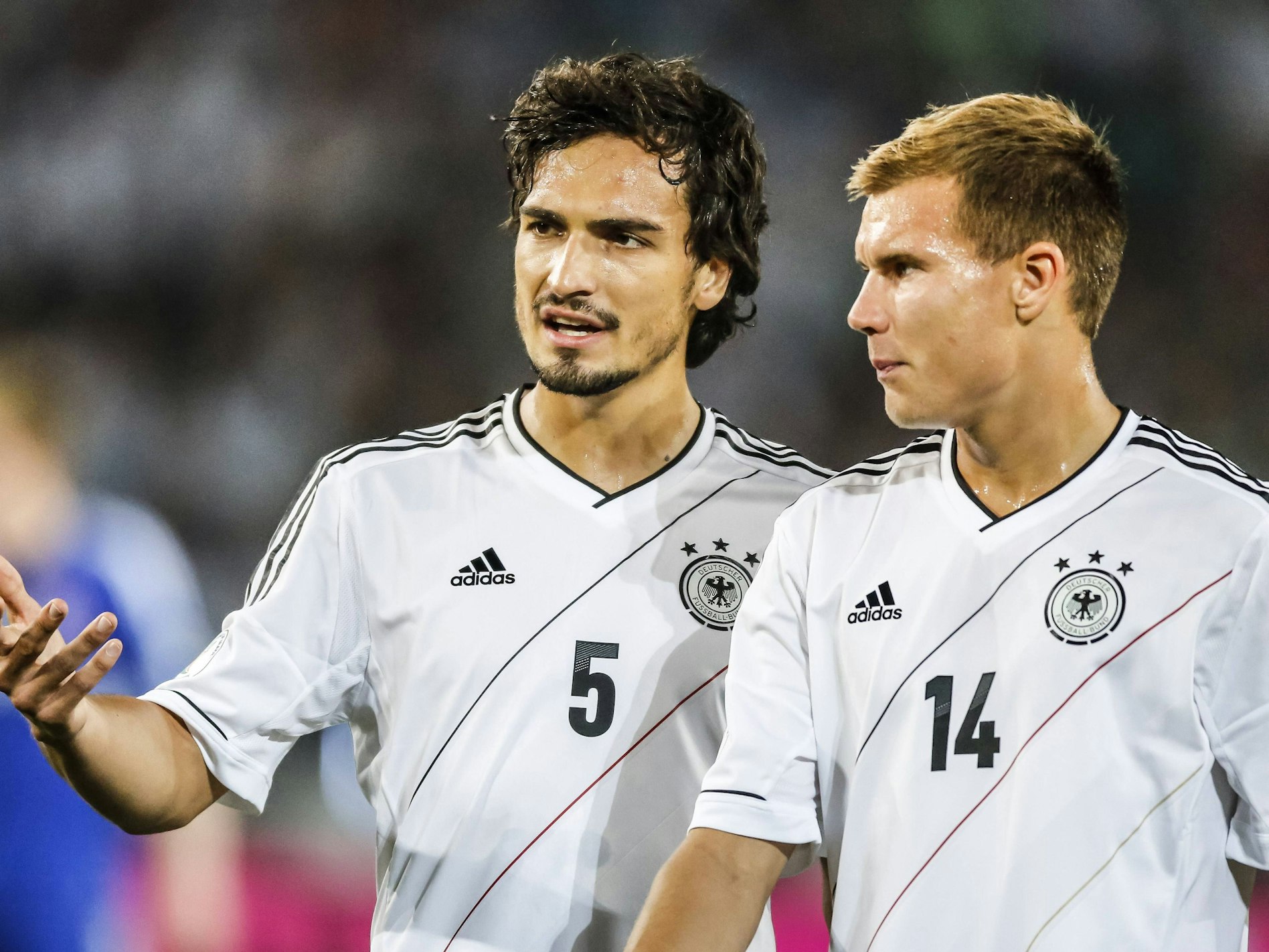 Holger Badstuber (r.) und Mats Hummels diskutieren bei einem Länderspiel.
