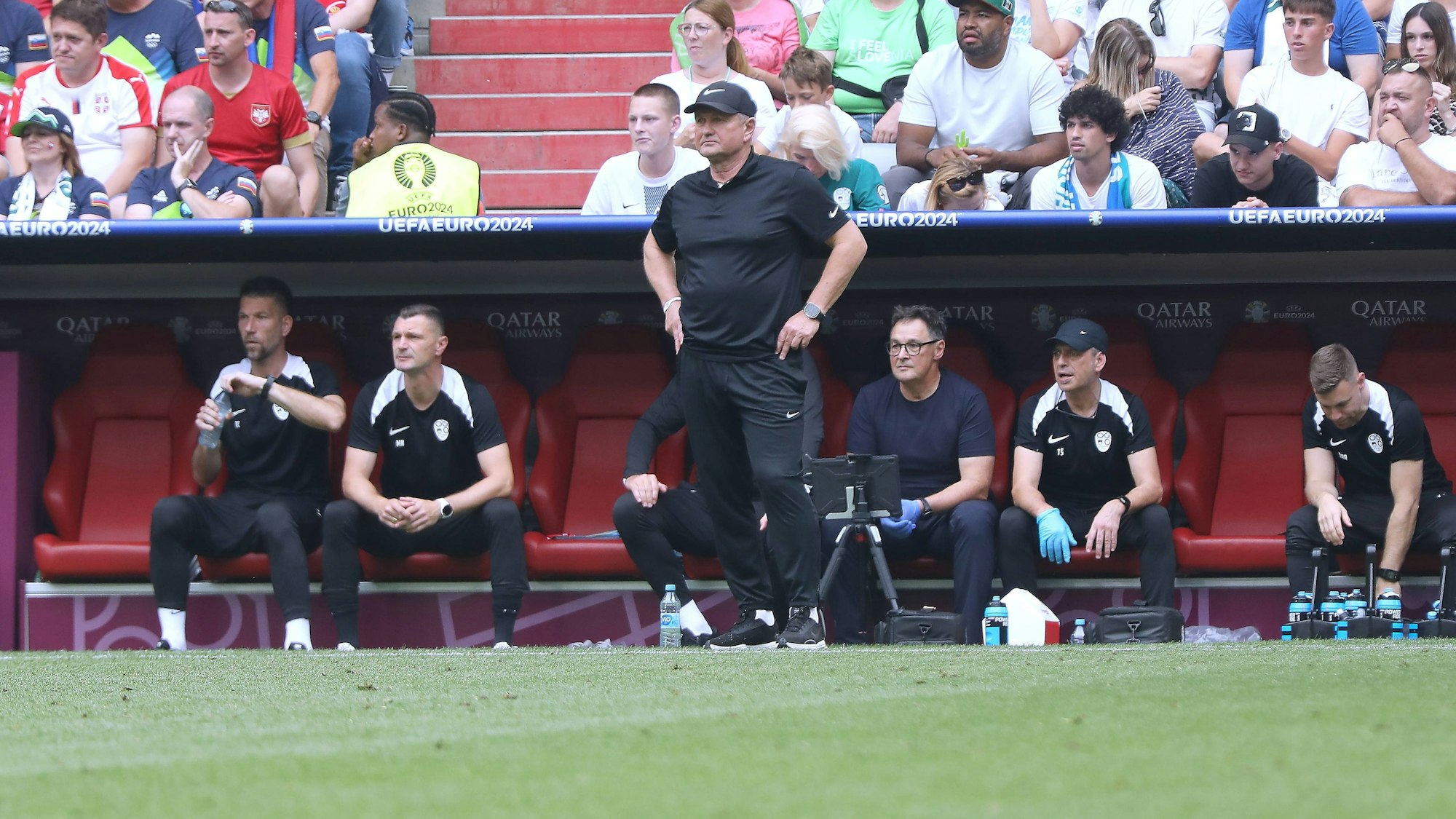 Der ehemalige FC-Stürmer Milivoje Novakovic (2.v.l.), hier am 20. Juni 2024 im Spiel gegen Serbien, ist Teil des Trainerteams der slowenischen Nationalmannschaft.