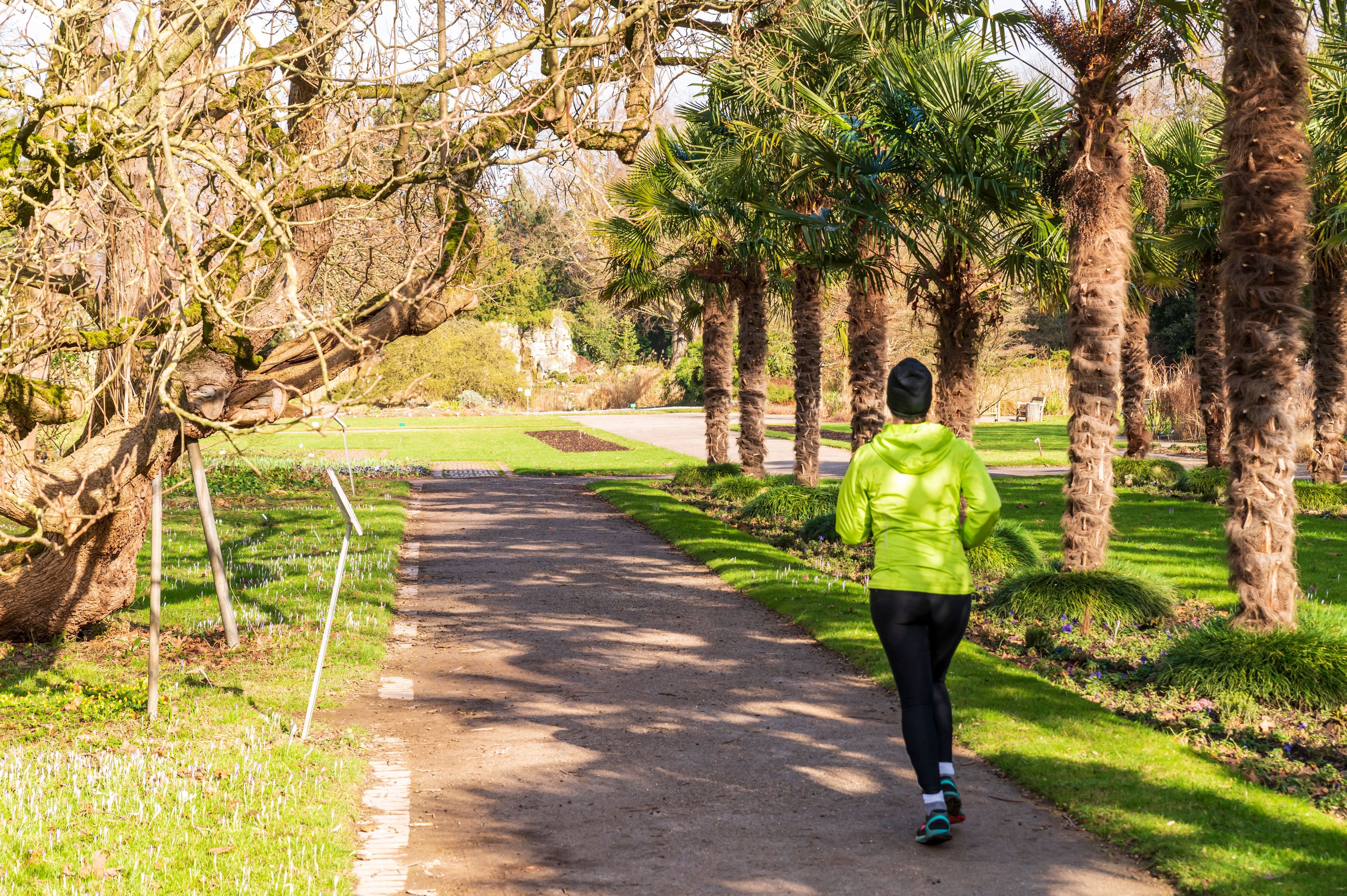 Eine Joggerin in der Flora