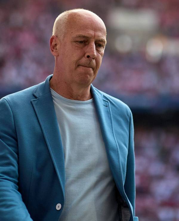 Mario Basler geht vor einem Bundesliga-Spiel in Leipzig durch das Stadion.