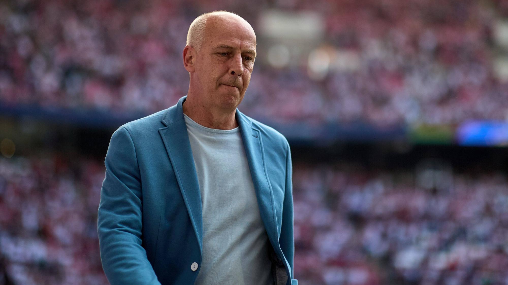 Mario Basler geht vor einem Bundesliga-Spiel in Leipzig durch das Stadion.