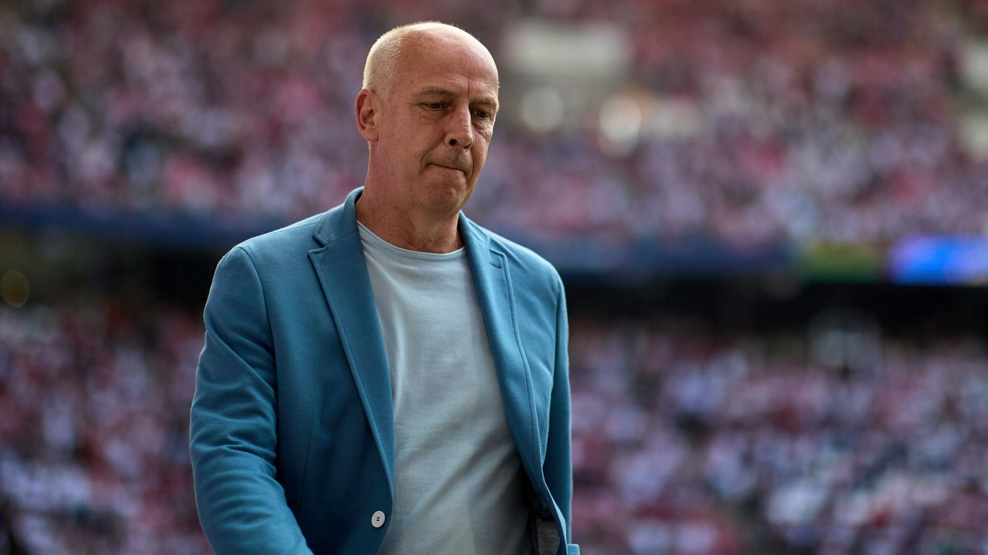 Mario Basler geht vor einem Bundesliga-Spiel in Leipzig durch das Stadion.
