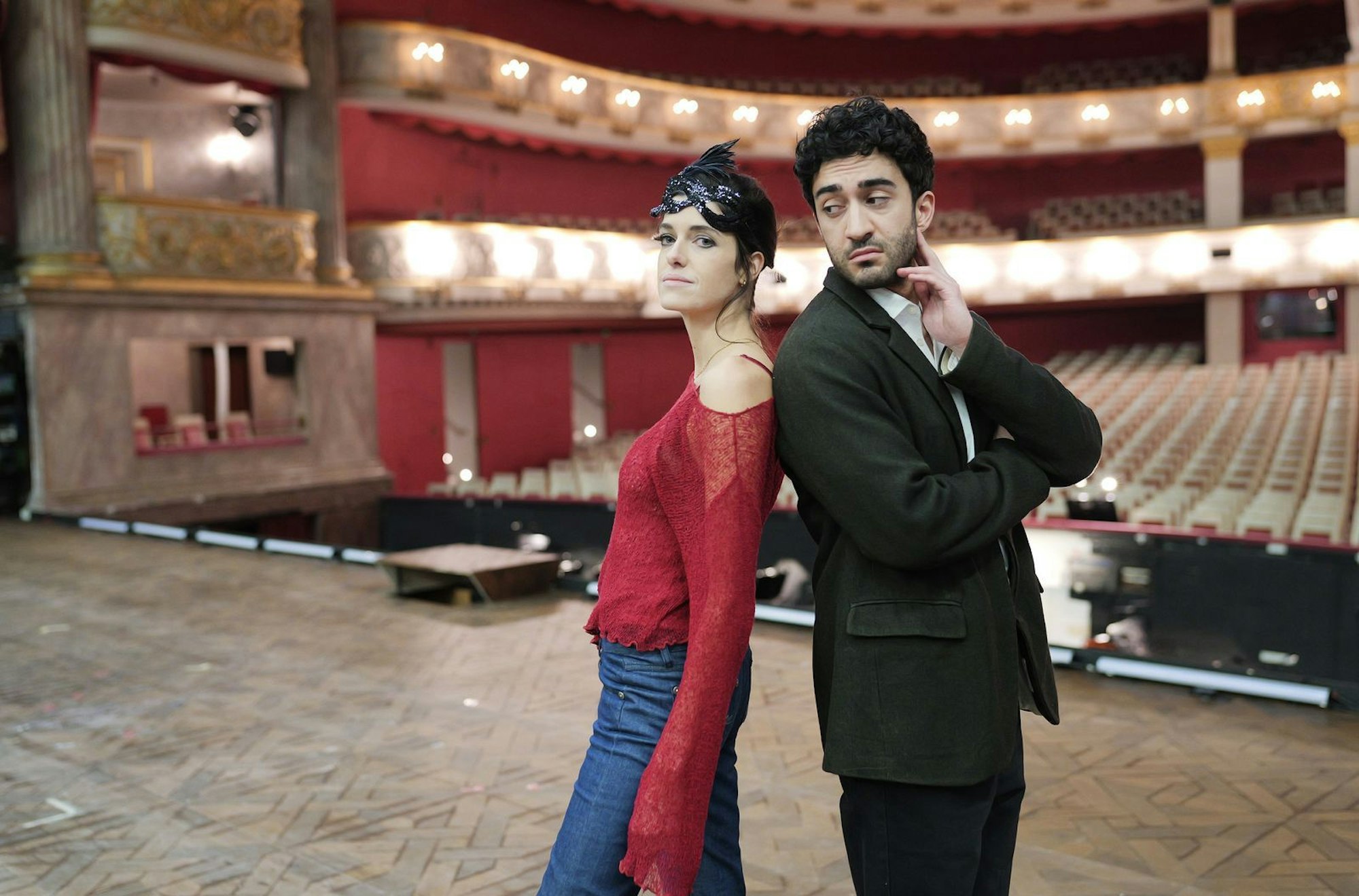 Rosa (Marie Nasemann) und Gabriel (Eidin Jalali) sind die Zweitbesetzung der Operette „Die Fledermaus“. Wie die von ihnen dargestellten Figuren haben sie auch privat Beziehungsprobleme. (Bild: MDR/ARD Kultur/Brenner&Mai Film/Norbert Mai)