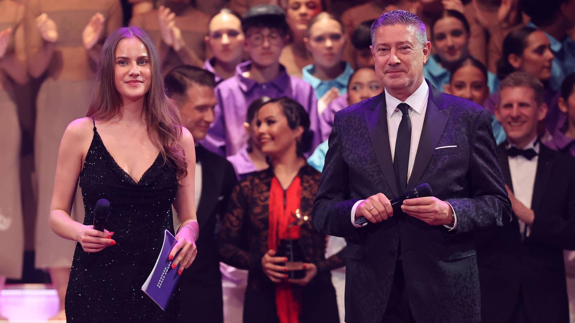 Das Foto zeigt Joachim Llambi mit Tochter Helena Llambi bei der Moderation des European Dance Award 2024 Golden Colibri im Kurhaus in Baden-Baden.