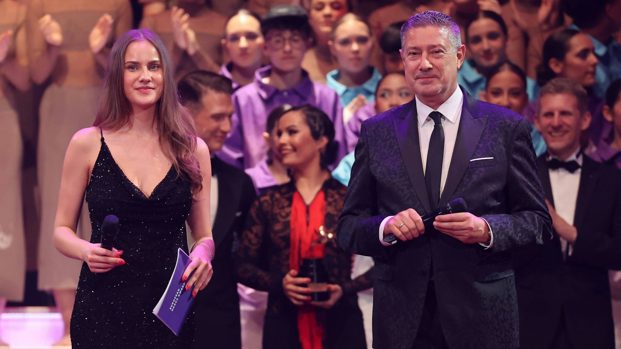 Das Foto zeigt Joachim Llambi mit Tochter Helena Llambi bei der Moderation des European Dance Award 2024 Golden Colibri im Kurhaus in Baden-Baden.