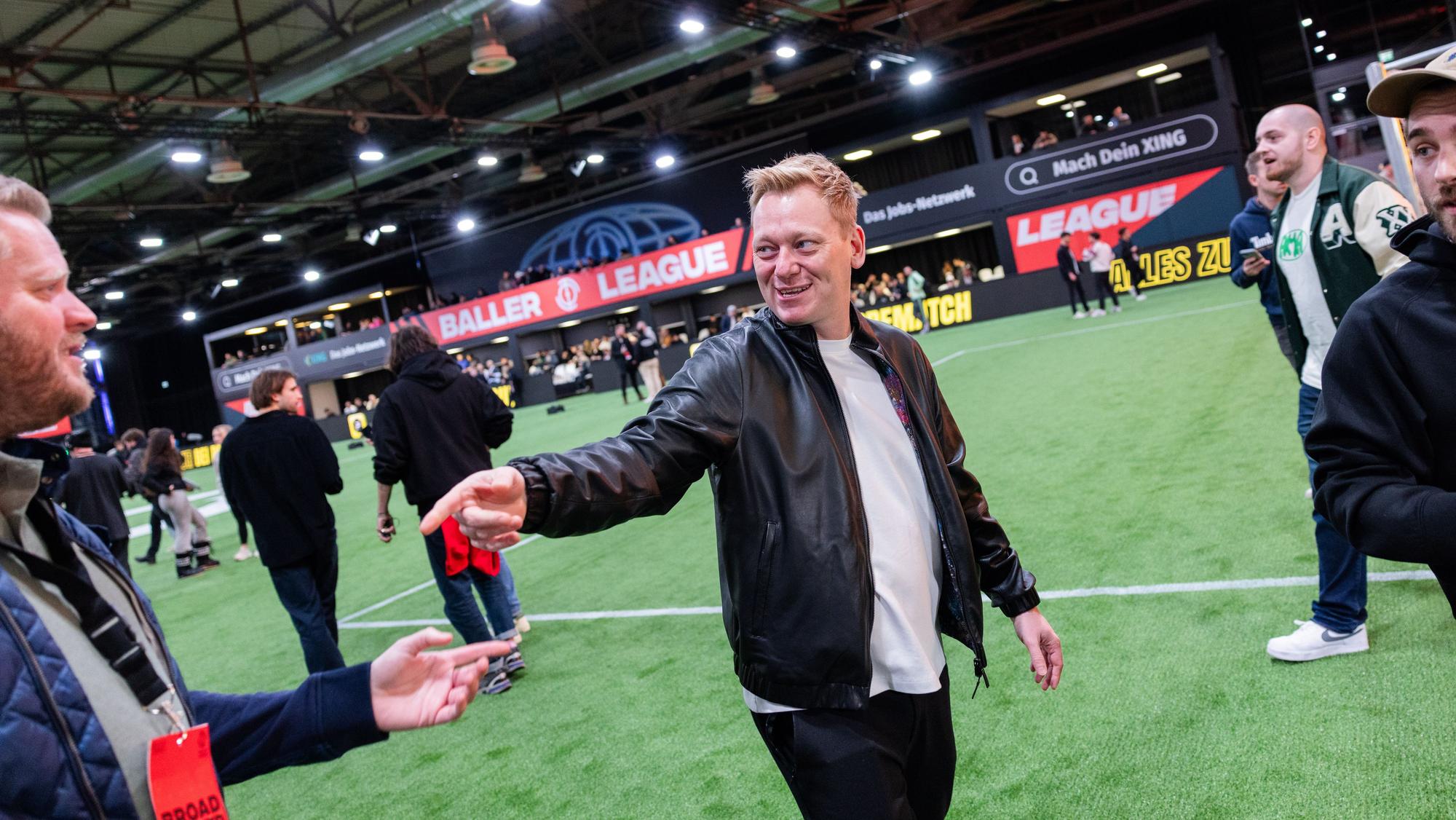 Knossi (hier im Januar als Team-Manager des Baller-League-Teams Hollywood United am Spielfeldrand in der Motorworld in Köln) macht diesmal Ernst.