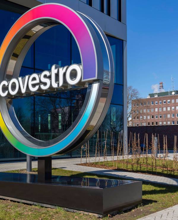 Das Logo des Kunststoffkonzerns Covestro vor der Unternehmenszentrale am Chempark Leverkusen.
