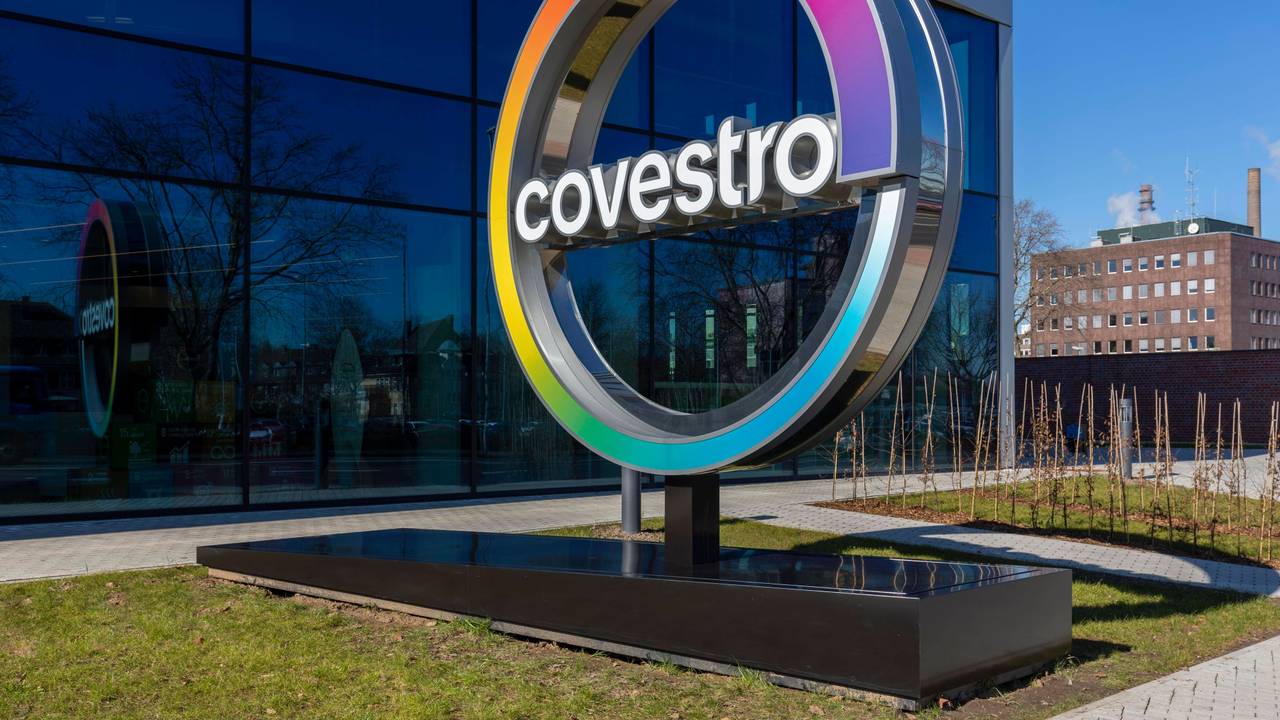 Das Logo des Kunststoffkonzerns Covestro vor der Unternehmenszentrale am Chempark Leverkusen.