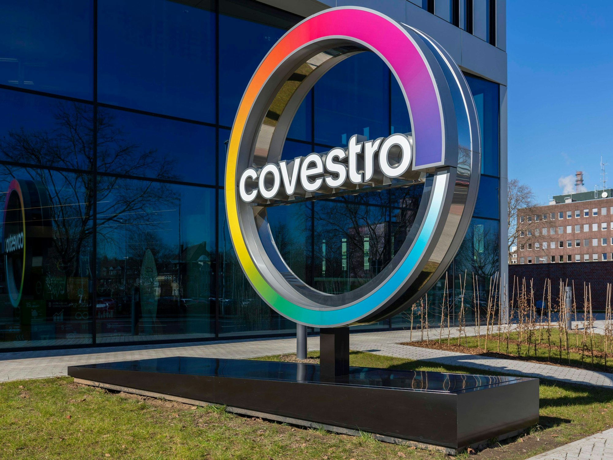 Das Logo des Kunststoffkonzerns Covestro vor der Unternehmenszentrale am Chempark Leverkusen.