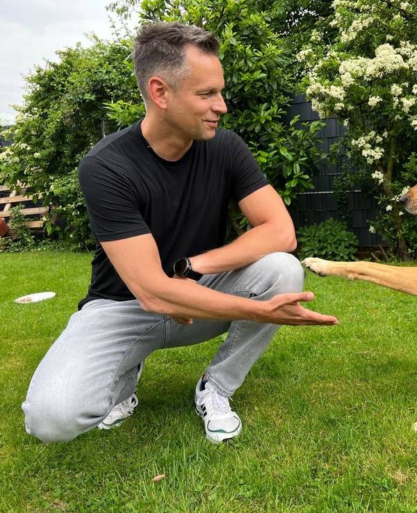 Daniel Joeres mit Hund Theo im Garten von Autorin Stefanie Monien am 15. Mai 2024