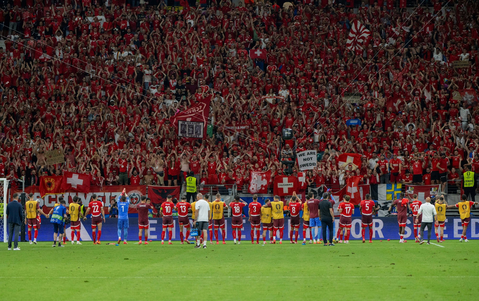 Schweizer Fans feiern ihre Mannschaft nach dem EM-Spiel gegen Deutschland.