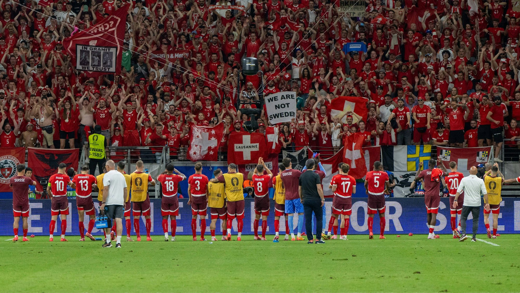 Schweizer Fans feiern ihre Mannschaft nach dem EM-Spiel gegen Deutschland.