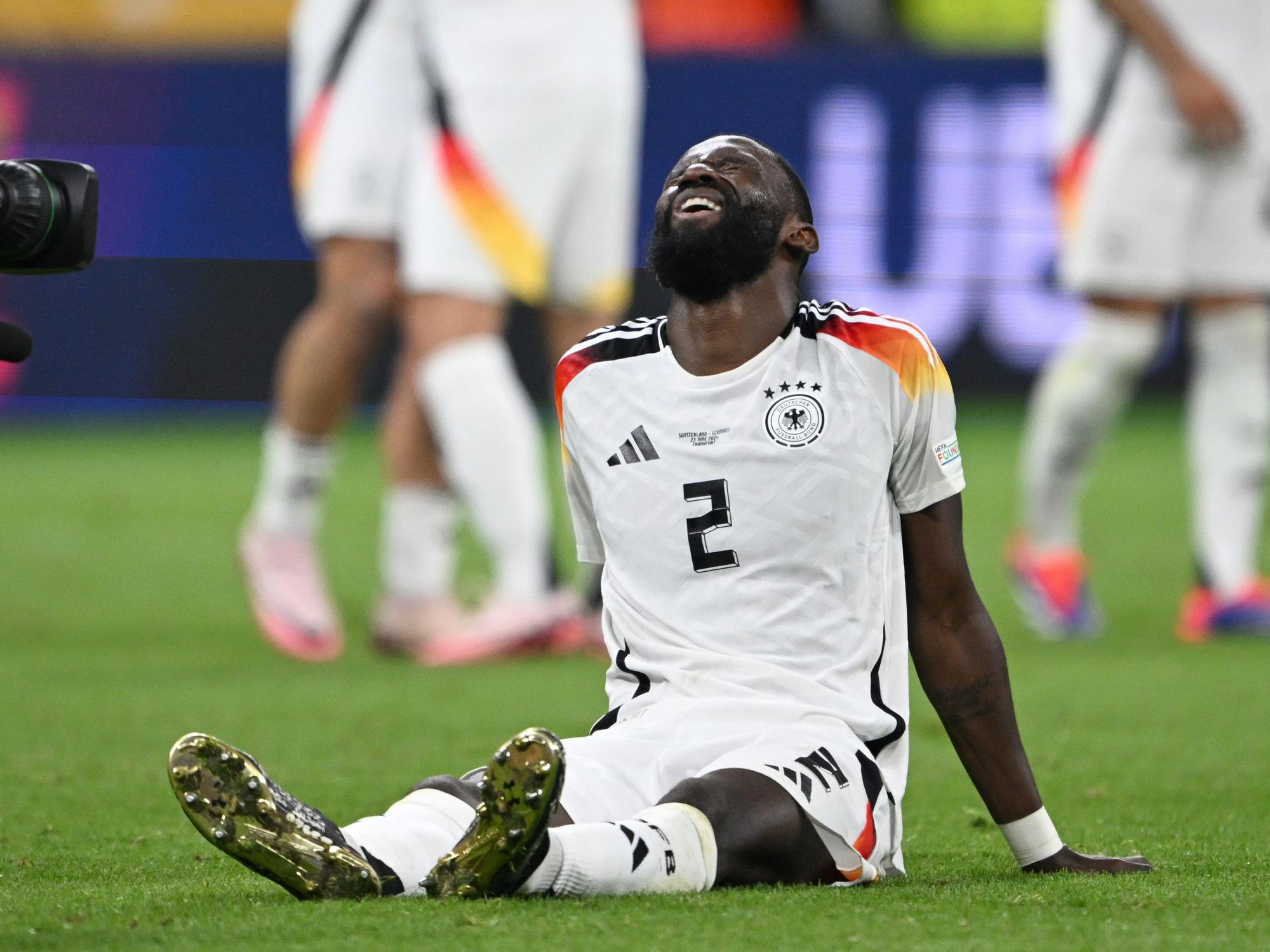 Deutschlands Antonio Rüdiger sitzt nach dem Spiel auf dem Rasen.