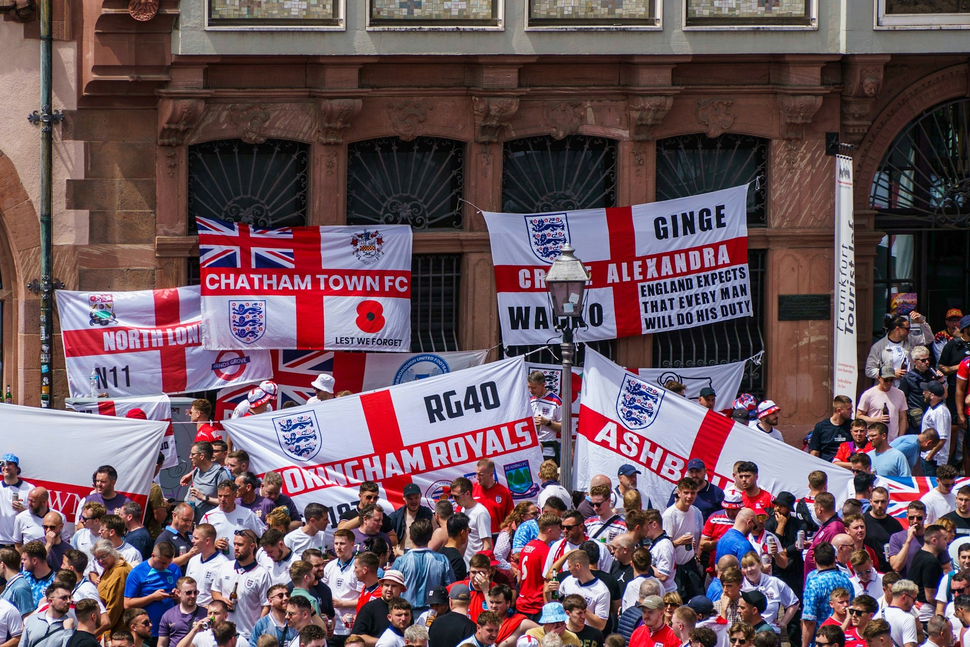 England-Fans feiern in Frankfurt.
