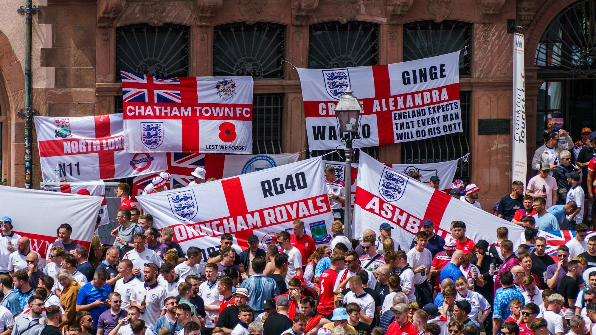 England-Fans feiern in Frankfurt.