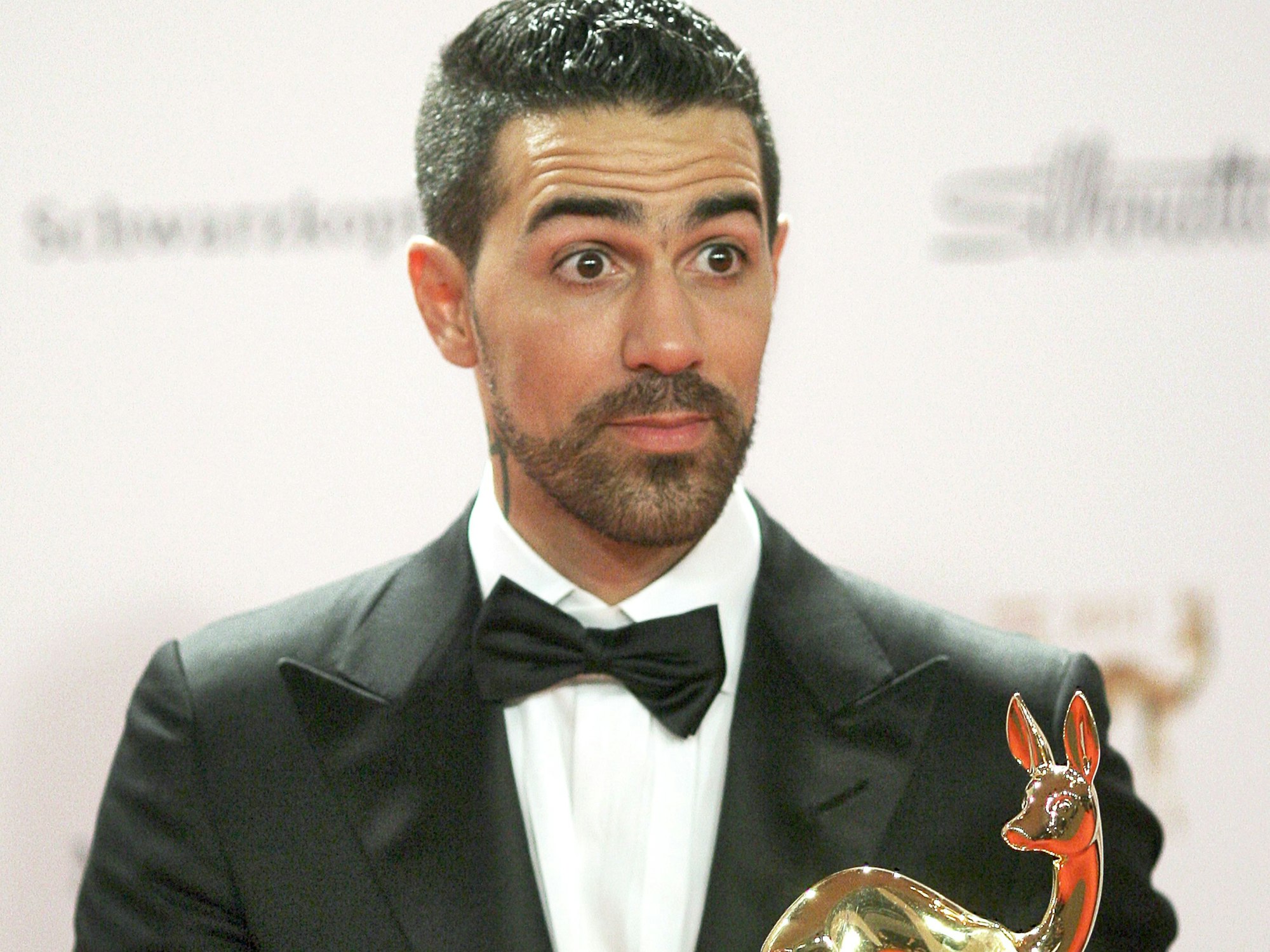 Der Rapper Bushido zeigt 2011 seine "Bambi"-Trophäe.