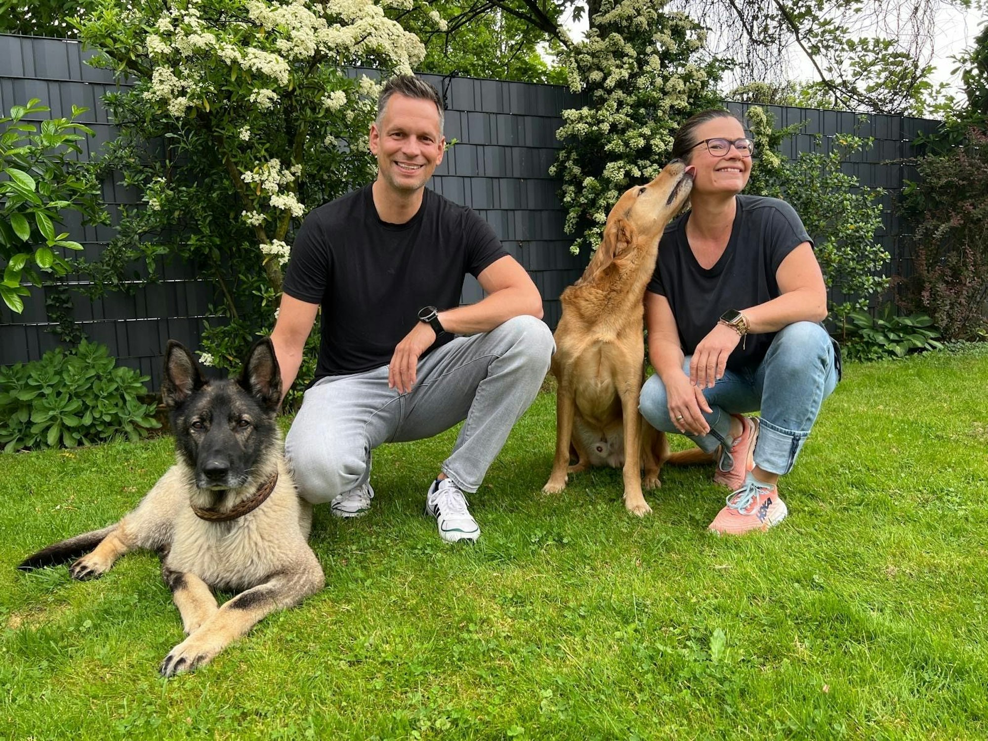 Daniel Joeres mit seiner Hündin Nora beim Interviewtermin mit Autorin Stefanie Monien und ihrem Hund Theo