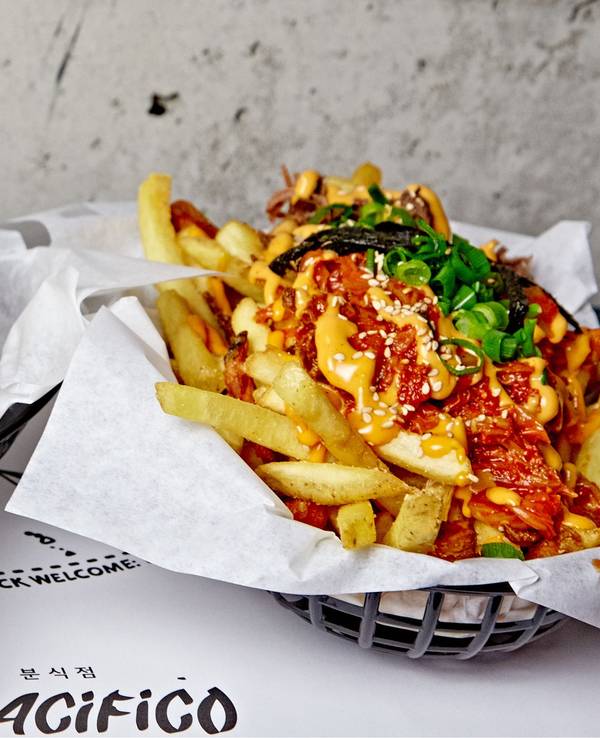 Für den Kimcheezy-Burger wird der klassische USA-Burger mit Angus-Beef und Cheddar mit der koreanischen Traditionsbeilage Kimchi kombiniert.