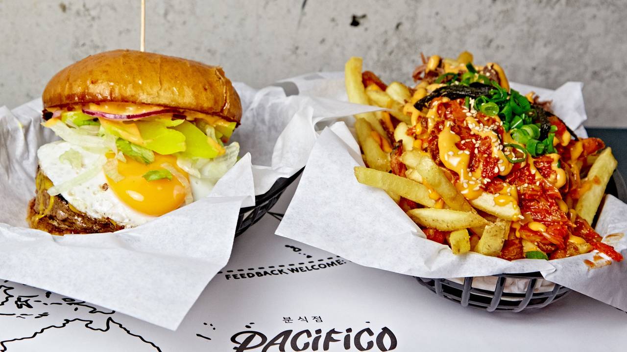 Für den Kimcheezy-Burger wird der klassische USA-Burger mit Angus-Beef und Cheddar mit der koreanischen Traditionsbeilage Kimchi kombiniert.