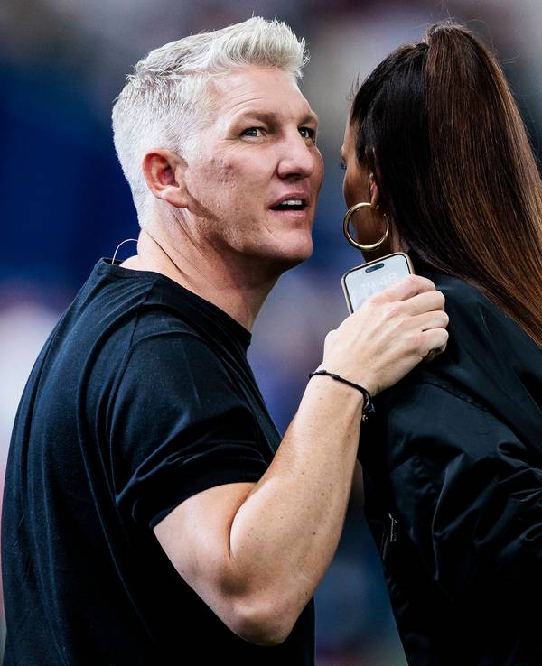 Bastian Schweinsteiger flüstert Esther Sedlaczek etwas ins Ohr.