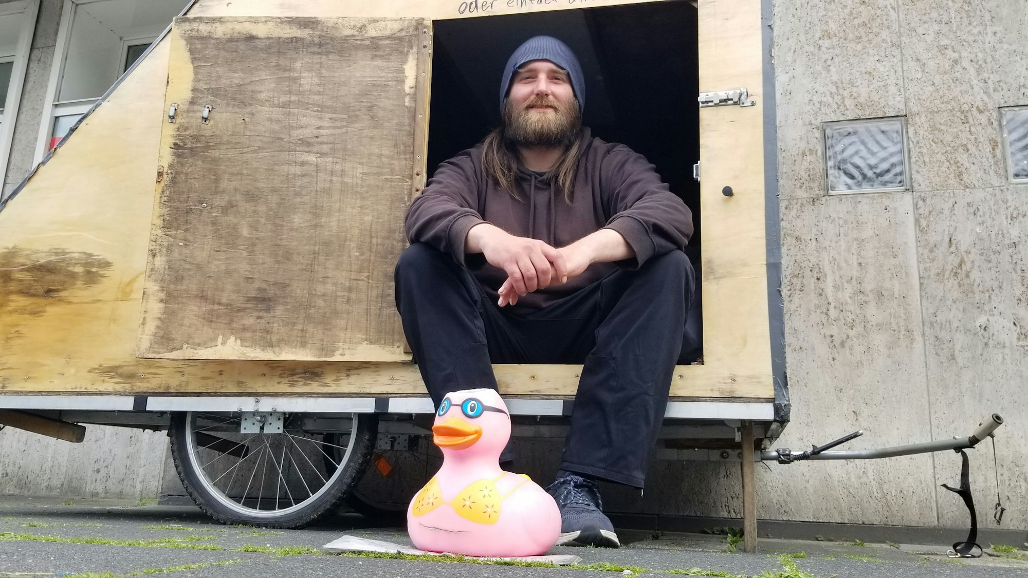 Der Obdachlose Jonathan lächelt in die Kamera.