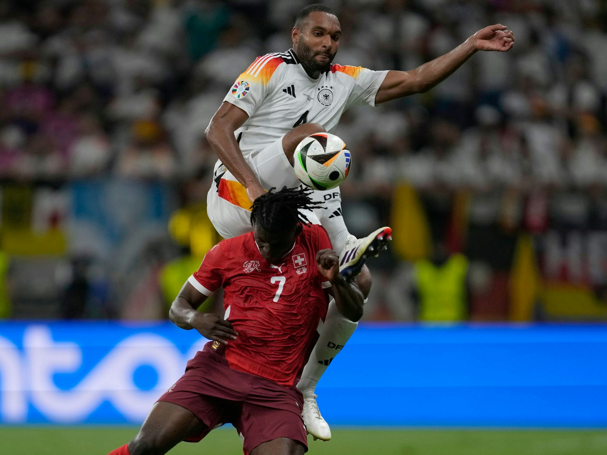 Jonathan Tah gegen Breel Embolo.