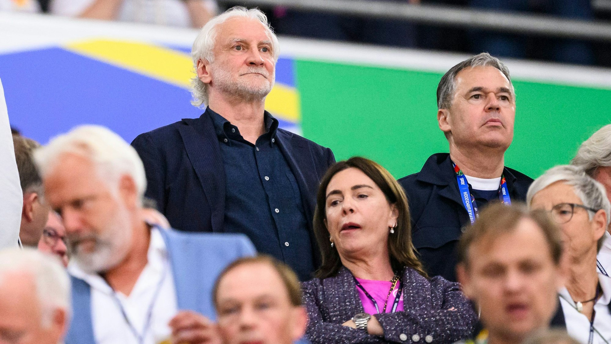 DFB-Sportdirektor Rudi Völler (l) und Andreas Rettig (r), Geschäftsführer Sport des DFB stehen vor dem Spiel auf der Tribüne.