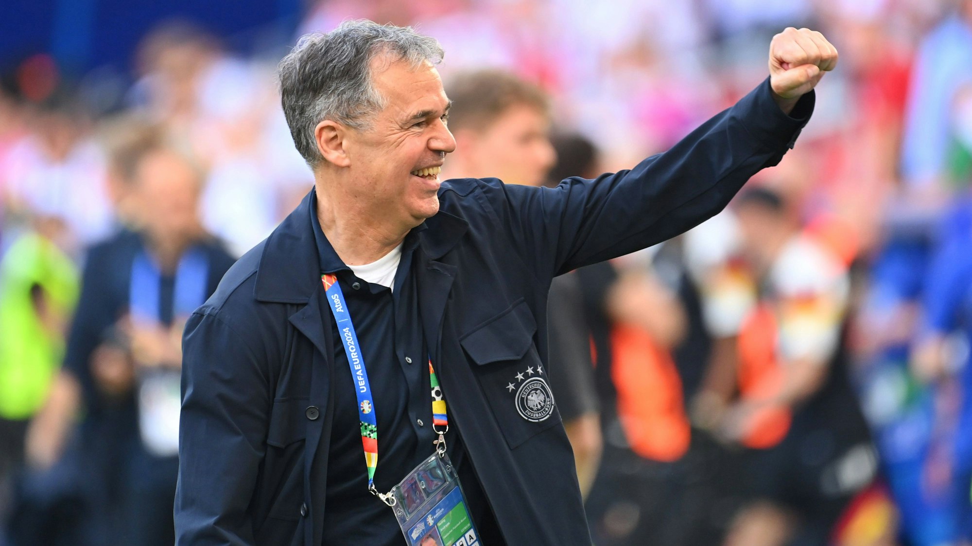 Andreas Rettig jubelt im Stadion.