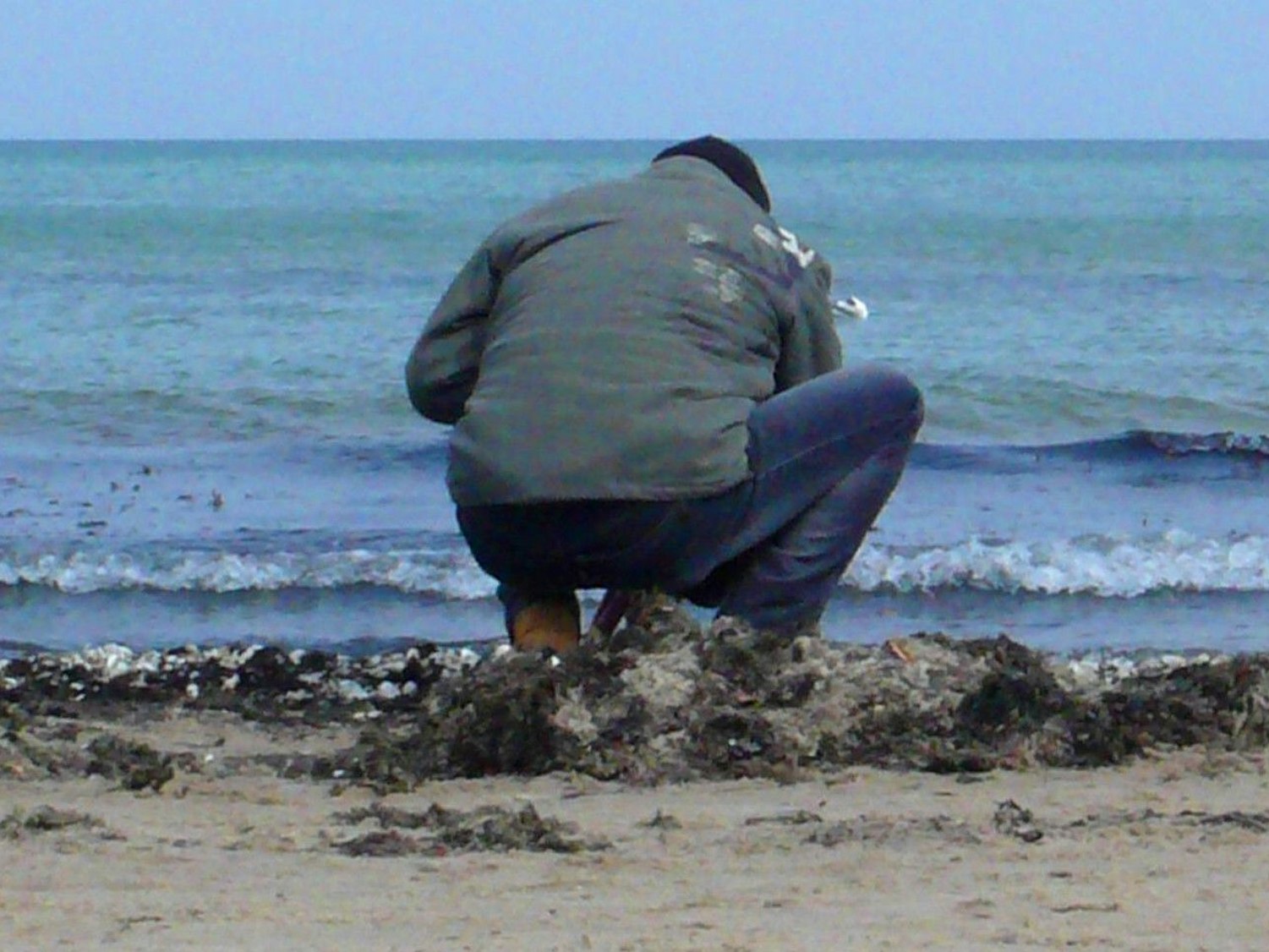 Bernsteinsucher am Sandstrand an der Ostsee (Symbolbild): Ein Urlauber hat einen Sensationsfund gemacht.
